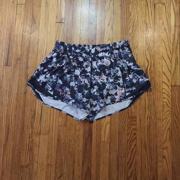 lululemon athletica Pants - Lululemon Hotty Hot Shorts Women Size 10 Floral 4” Lined Athletic